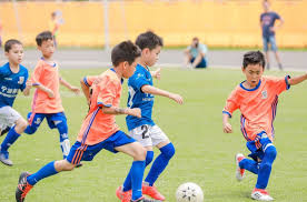 必一·体育(B-Sports) 乒乓球台上的小孩